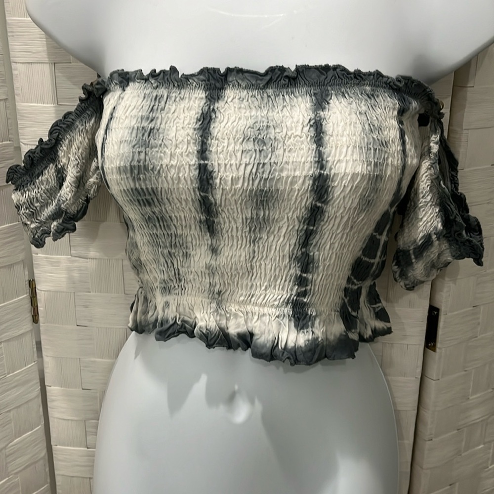 Gathered off shoulder cute top. S